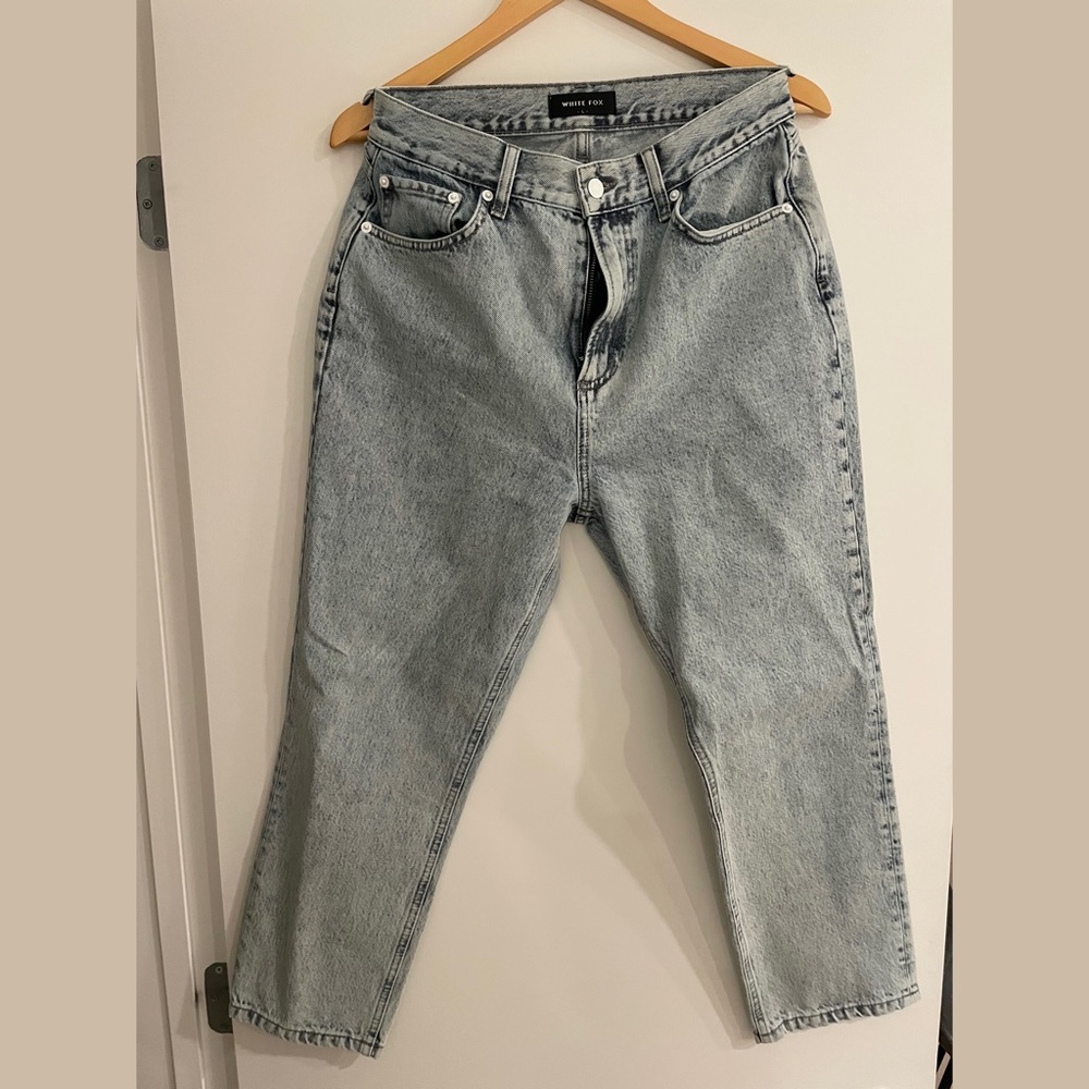 High-waisted jeans